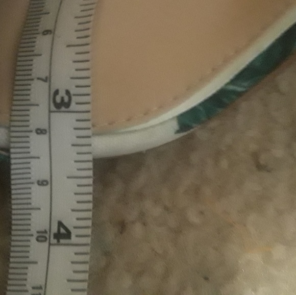 ๐๐ค๐๐ค๐HP WHITE WITH GREEN LEAVES BLOCK HEEL - Picture 7 of 7